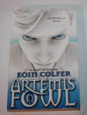 Eoin Colfer: Artemis Fowl Criminally Good (Paperback, Puffin Books Penguin Random House UK)